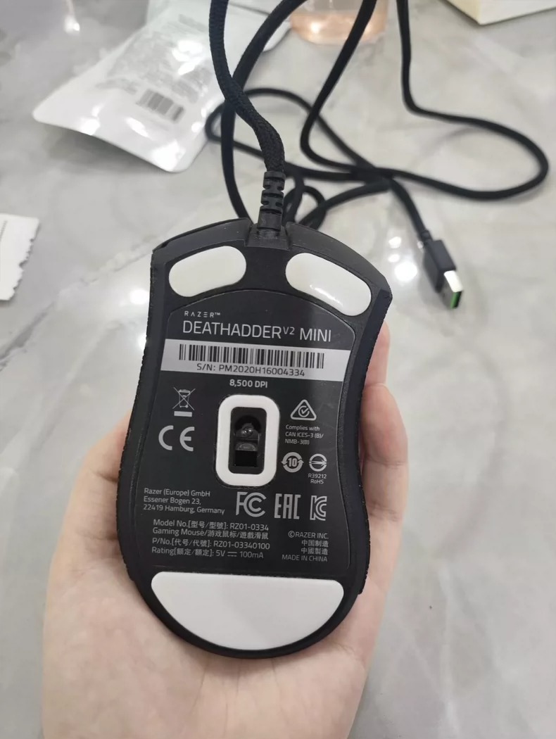 Razer雷蛇 炼狱蝰蛇v2mini 没有拆修没有打油,贴着防滑贴使用的 Razer雷蛇 炼狱蝰蛇v2mini 没有拆修没有打油,贴着防滑贴使用的
